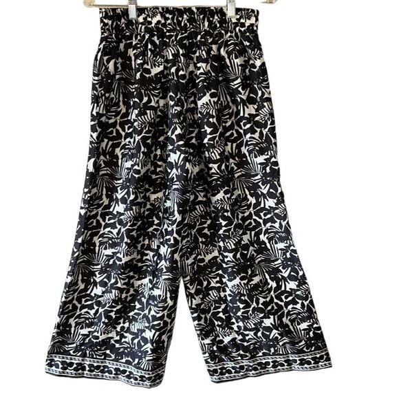 NEW Max Studio Black & White Floral Capris - Picture 4 of 5